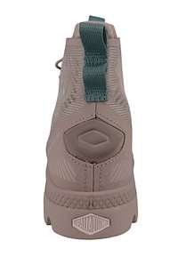 Stivaletto beige alla caviglia con tomaia testurizzata, con un tassello verde e suola in gomma con motivo a diamante. Logo visibile sul retro.