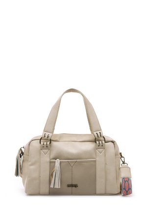 Sac à main en cuir crème, doté de poignées courtes, d'accents pompons et d'un charm coloré à motifs. Finition texturée avec des détails de coutures discrètes.