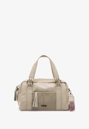 Sac à main en cuir crème, doté de poignées courtes, d'accents pompons et d'un charm coloré à motifs. Finition texturée avec des détails de coutures discrètes.