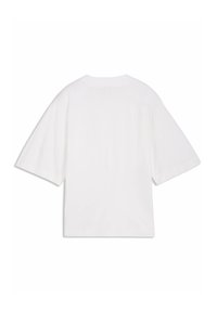 Λευκό, υπερμεγέθες πουκάμισο με κοντά μανίκια και στρογγυλή λαιμόκοψη, φαίνεται από πίσω σε λευκό φόντο.