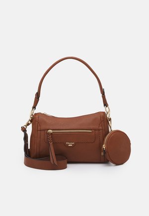 Borsa a mano in pelle marrone dalla texture lavorata, con manico superiore, tracolla removibile, dettagli in oro e un portamonete circolare attaccato.