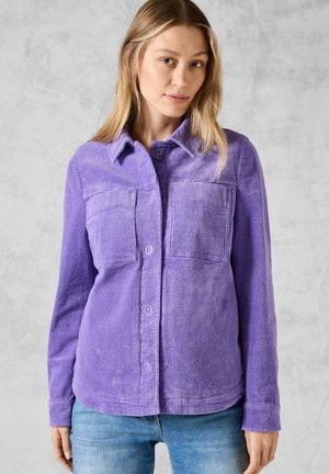 Paarse corduroy blouse met knoopsluiting aan de voorkant, twee borstzakken en een kraag, met een gestructureerde stof en lange mouwen.