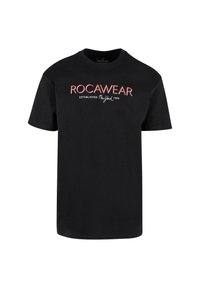 Fekete pamut póló, a "ROCAWEAR" felirattal fehér és piros színben. Kerek nyakú, rövid ujjú dizájn; klasszikus fazon.