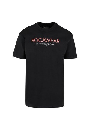 Musta puuvillapaita, jossa on valkoisella ja punaisella tekstillä "ROCAWEAR". Pyöreä kaula-aukko ja lyhyet hihat; klassinen malli.