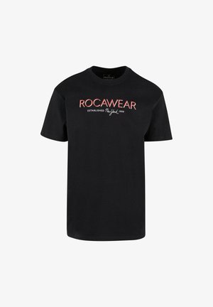 Must have must päeval must T-särk, millel on valge ja punane tekst "ROCAWEAR". Ümar kaelus, lühikesed varrukad; klassikaline sobivus.