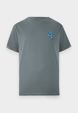 Grijze T-shirt met korte mouwen en een kleine blauwe schreeuwende handafbeelding op de linkerkant van de borst.