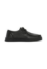 Chaussures en cuir noir avec une finition texturée, bout rond et semelle en caoutchouc contrastante. Présente un design simple à lacets et des accents cousus.