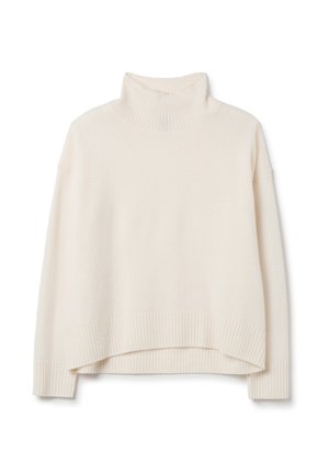 Pull col roulé couleur crème avec manches longues, poignets, ourlet et encolure côtelés, avec une coupe décontractée et un bas légèrement asymétrique.