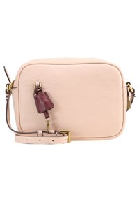 Kabelka přes rameno z kůže v jemné růžové barvě, obdélníkového tvaru, s odnímatelnou bordó visačkou a zlatým kováním. Součástí je nastavitelný řemínek.