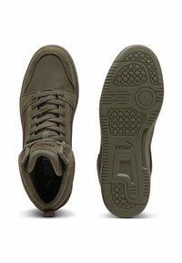 Wysokie sneakersy w kolorze oliwkowej zieleni, wykonane z siateczki i zamszu, z zapięciami na sznurowadła, teksturowaną podeszwą i bordowym akcentem po bokach.