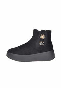 Stivali alla caviglia in suede nero con suola spessa, caratterizzati da un accento d'oro a forma di ape e un dettaglio quadrato decorativo nero sul lato.