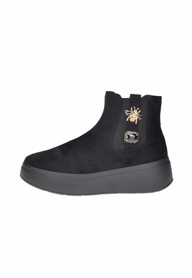 Stivali alla caviglia in suede nero con suola spessa, caratterizzati da un accento d'oro a forma di ape e un dettaglio quadrato decorativo nero sul lato.