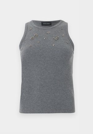Haut sans manches en maille grise avec de petites perles argentées en forme de fleurs près de l'encolure ronde, étiquette Anna Field.
