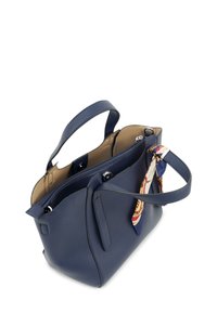 Navy blauwe leren handtas met twee korte handvatten, gestructureerde afwerking en een zijden sjaal die aan de zijkant is geknoopt. Open bovenkant met binnencompartimenten.