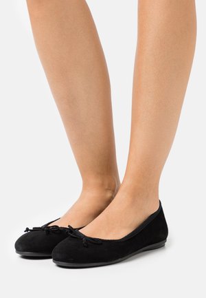 Zwarte suède ballerina's met een ronde neus, kleine strikaccenten en een platte rubberen zool. Glad oppervlak met een minimalistisch ontwerp.