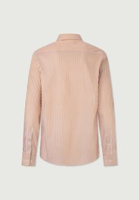 Chemise à manches longues avec de fines rayures verticales orange et blanches, col standard, poignets à bouton et texture de tissu lisse et léger.