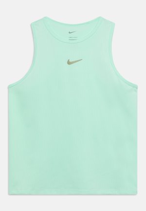 Hellgrünes Sporttanktop aus geripptem Stoff, mit Rundhalsausschnitt und kleinem goldenen Nike-Logo auf der Brust.