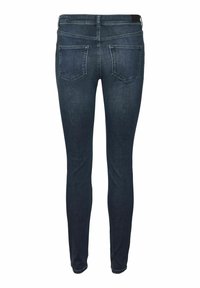 Tievās džinsās tumši zilā denimā ir vidēja jostasvieta, piecas kabatas un smalki izšūti šuvi detaļas.