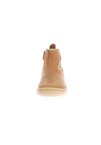 Stivale alla caviglia in pelle tan con punta arrotondata, inserti elastici laterali e linguetta sul retro. Presenta una leggera suola in gomma. Finitura liscia.