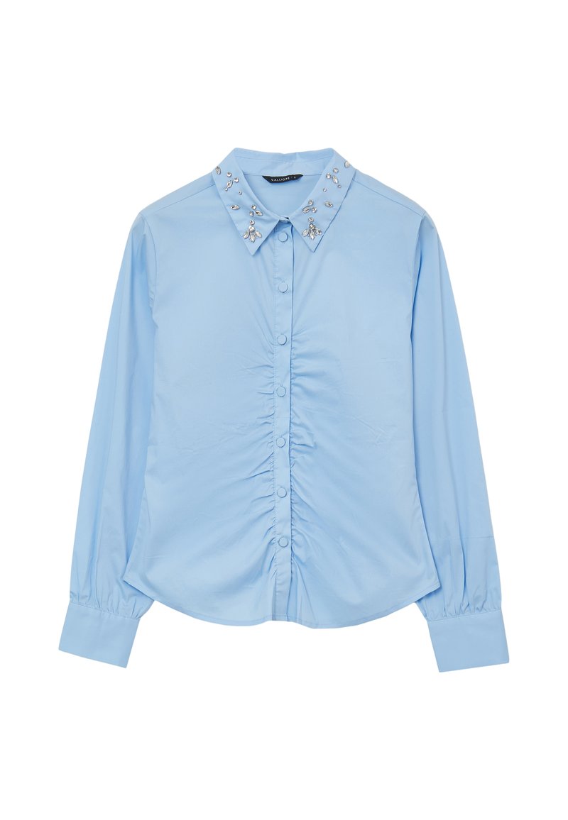 Camicia azzurro chiaro a maniche lunghe con chiusura a bottoni, dettaglio arricciato in vita e colletto decorato con gemme trasparenti.