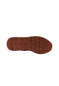 Czarne buty sportowe z teksturowaną gumową podeszwą. Wyróżniające się cechy to wzór siatki na podeszwie i wytłoczone logo "K-SWISS".