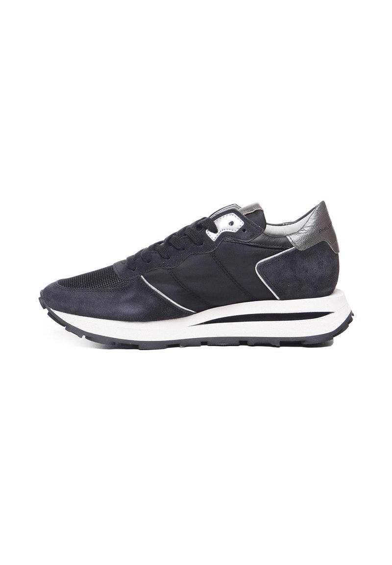 Scarpa da ginnastica nera realizzata con materiali misti, tra cui suede e mesh, con una suola intermedia bianca e accenti metallici sul tallone.
