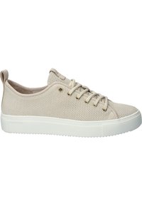 Baskets en maille beige avec bout rond, semelle en caoutchouc blanche contrastante, œillets dorés et languette arrière pour un enfilage facile.