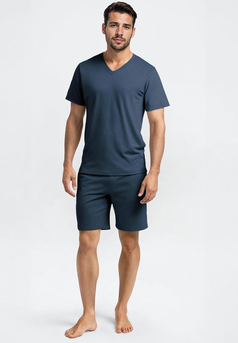 Marineblauwe V-hals T-shirt en bijpassende shorts, gemaakt van gladde stof, met een klassiek ontwerp en een comfortabele pasvorm, met minimale naden.