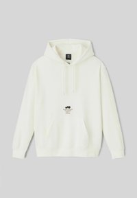 Sweatshirt à capuche blanche en tissu doux, avec une poche frontale et un logo central en marron et noir. Capuche réglable avec cordon.