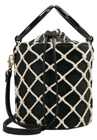 Czarna skórzana torebka z białym makramowym siateczką, cylindryczny kształt, dwa czarne okrągłe uchwyty, zaciągane zamknięcie i odpinany pasek na ramię.