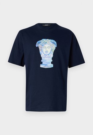 T-shirt en coton bleu marine avec une impression graphique d'un buste classique dans des couleurs pastel, présentant des détails élaborés et une coupe décontractée.