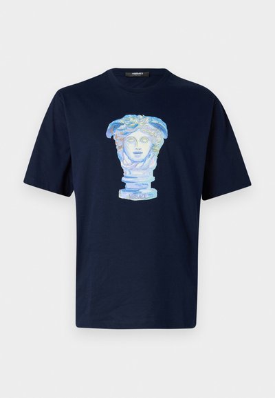 T-shirt en coton bleu marine avec une impression graphique d'un buste classique dans des couleurs pastel, présentant des détails élaborés et une coupe décontractée.