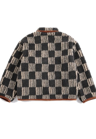 Veste polaire à carreaux avec des carrés alternés unis et rayés gris foncé et beige, avec une bordure marron au niveau du col, des poignets et de l’ourlet.