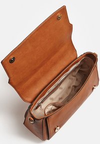 Brązowa skórzana torba na ramię z otwartą klapą, beżowa tkanina wewnętrzna, kieszeń na zamek błyskawiczny w środku oraz widoczne zapięcia na magnes.