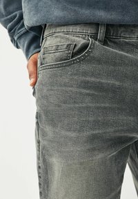 Next REGULAR FIT - Farmer rövidnadrágok - grey