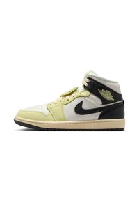 Korkea tennari, jossa on nahkapinta, ja värit kerma, vaaleanvihreä ja musta. Musta Swoosh ja logoyksityiskohta nilkassa. Korostetut nauhat.