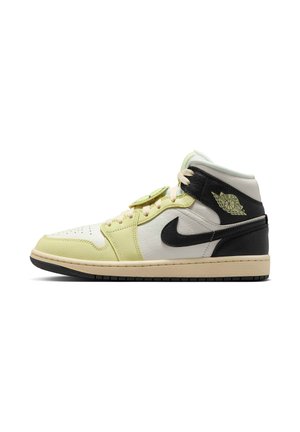 Højhælede sneakers med overdel i læder, der har farverne creme, lysegrøn og sort. Sort Swoosh og logo-detalje på anklen. Snørebånd med detaljer.