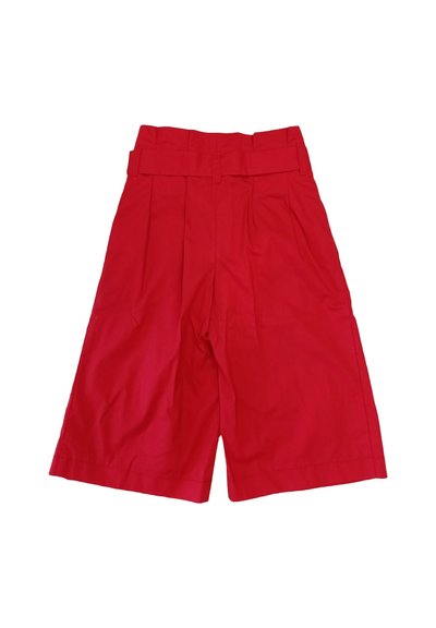Rote Baumwollshorts mit einem gefalteten Design, elastischem Bund und lockerer Passform. Glatte Textur, mittlere Oberschenkellänge, keine sichtbaren Taschen oder Verzierungen.