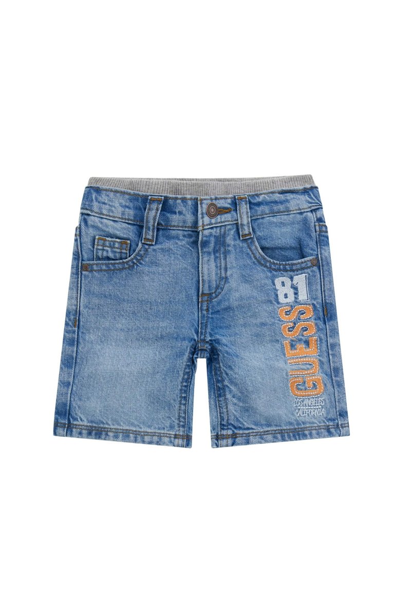 Shorts de denim en azul claro, con una cinturilla elástica gris, bolsillos frontales y detalles bordados del logo "GUESS" y "81" en el costado.