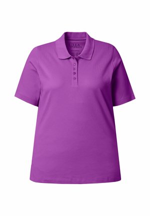 Polo violet à manches courtes avec col et patte à cinq boutons, présenté sur fond blanc.