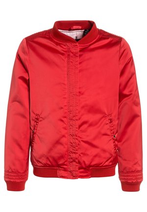 Veste bomber en satin rouge avec col, poignets et ourlet côtelés, dotée de deux poches avant et de détails de couture visibles sur les manches et la fermeture avant.