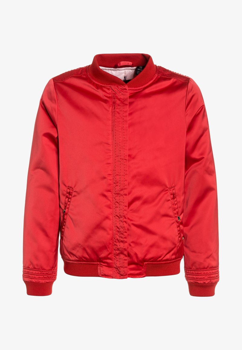 Veste bomber en satin rouge avec col, poignets et ourlet côtelés, dotée de deux poches avant et de détails de couture visibles sur les manches et la fermeture avant.