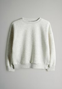 Vaaleanharmaa crewneck-huppari, jossa on pitkät hihat, ja resorit hihansuissa, helmassa sekä kauluksessa, esitetty yksinkertaisen vaalean taustan edessä.