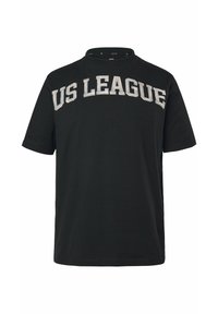 Czarna koszulka z krótkim rękawem z napisem „US LEAGUE” w wypukłym, srebrnym kolorze. Prosty dekolt typu crew neck oraz prosta linia dołu. Wykonana z miękkiej bawełny.