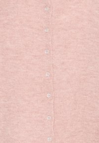 Lichtroze cardigan van zacht materiaal, met een knoopsluiting aan de voorkant met parelachtige knopen en een gladde textuur.