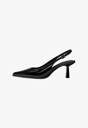 Scarpa slingback in vernice nera con punta a punta, lato aperto e tacco corto e squadrato. Presenta una cinghia regolabile alla caviglia.