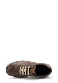 Baskets en cuir marron avec des lacets beiges, surface texturée et semelle en caoutchouc noire. Présente des détails de couture subtils et un marquage sur le côté.