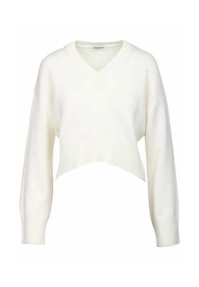 Maglione bianco a maglia con scollo a V, maniche lunghe e polsini a costine, caratterizzato da un orlo leggermente corto e asimmetrico.