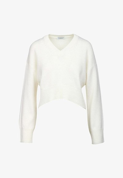 Maglione bianco a maglia con scollo a V, maniche lunghe e polsini a costine, caratterizzato da un orlo leggermente corto e asimmetrico.