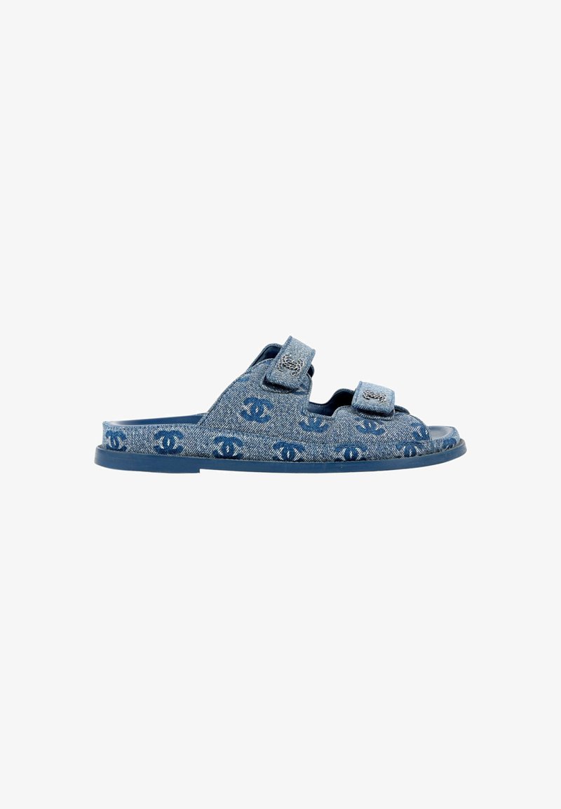 Sandale en denim bleu avec deux brides ajustables présentant un motif répété du logo double-C et une semelle plate.